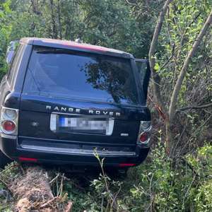 Maşină de teren ticsită cu migraţi, oprită de poliţiştii de frontieră