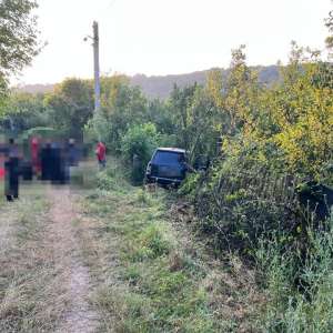 Maşină de teren ticsită cu migraţi, oprită de poliţiştii de frontieră