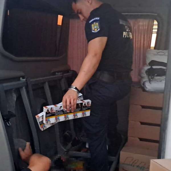 Peste 15.000 țigarete descoperite ascunse într-un locaș special amenajat într-un microbuz