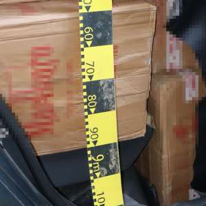 Autoturism încărcat cu 10.500 pachete țigări, confiscat la Brodina