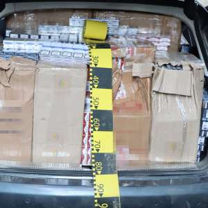 Autoturism încărcat cu 10.500 pachete țigări, confiscat la Brodina