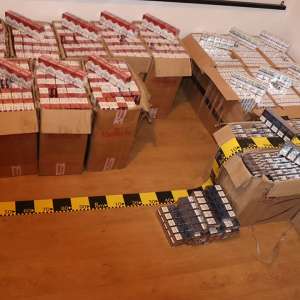 Autoturism încărcat cu 10.500 pachete țigări, confiscat la Brodina