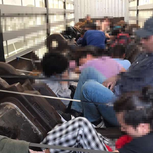 36 de cetățeni străini depistați într-un TIR încărcat cu metal