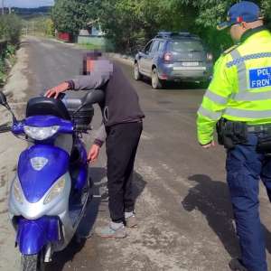 Minor fără permis de conducere depistat în trafic cu un motoscuter neînregistrat