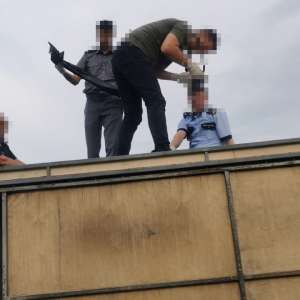 Peste 115.000 țigarete de contrabandă descoperite în plafonul modificat al unei remorci, în Albița