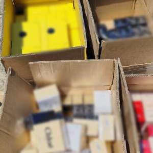 Peste 6.000 flacoane de parfum, susceptibile a fi contrafăcute, descoperite în PTF Calafat