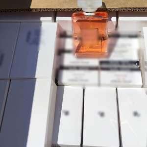 Peste 6.000 flacoane de parfum, susceptibile a fi contrafăcute, descoperite în PTF Calafat