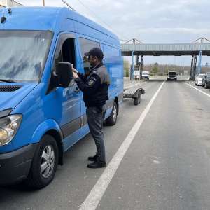 Conducea un ansamblu rutier, fără să aibă acest drept