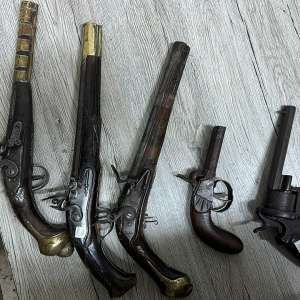 Arme nedeclarate, descoperite ascunse într-un microbuz la Nădlac II