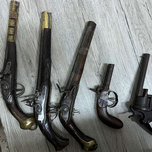 Arme nedeclarate, descoperite ascunse într-un microbuz la Nădlac II