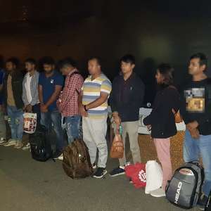 Cetățeni străini opriţi la frontiera cu Ungaria. 19 ascunşi în cutii de lemn într-o autoutilitară şi un microbuz, alţi 15 depistaţi cu drona la frontiera verde