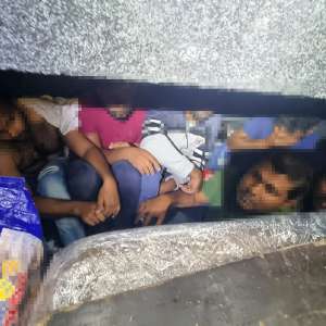 Cetățeni străini opriţi la frontiera cu Ungaria. 19 ascunşi în cutii de lemn într-o autoutilitară şi un microbuz, alţi 15 depistaţi cu drona la frontiera verde