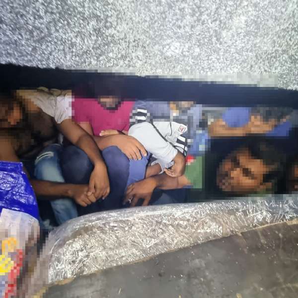 Cetățeni străini opriţi la frontiera cu Ungaria. 19 ascunşi în cutii de lemn într-o autoutilitară şi un microbuz, alţi 15 depistaţi cu drona la frontiera verde