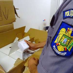 Parfumuri contrafăcute, în valoare de peste 1.400.000 lei,  descoperite de polițiștii de frontieră doljeni