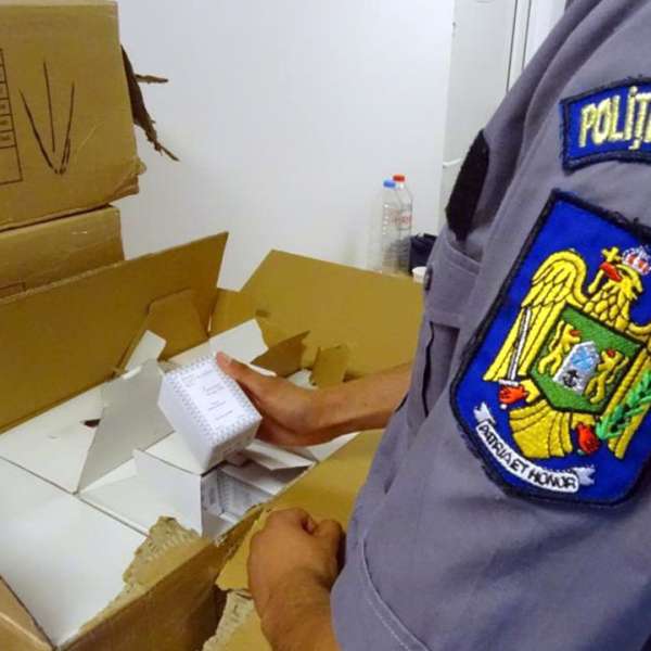 Parfumuri contrafăcute, în valoare de peste 1.400.000 lei, descoperite de polițiștii de frontieră doljeni