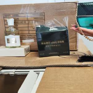 Parfumuri contrafăcute, în valoare de peste 1.400.000 lei,  descoperite de polițiștii de frontieră doljeni