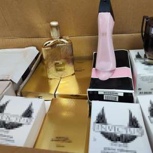 Parfumuri contrafăcute, în valoare de peste 1.400.000 lei,  descoperite de polițiștii de frontieră doljeni