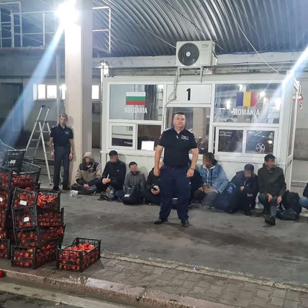 31 cetățeni sirieni ascunși într-un autocamion încărcat cu roșii, depistați în P.T.F. Giurgiu