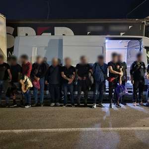 56 de cetăţeni străini,  depistați ascunși printre paleţi cu vin şi pervazuri