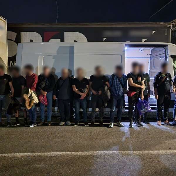 56 de cetăţeni străini, depistați ascunși printre paleţi cu vin şi pervazuri
