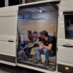 56 de cetăţeni străini,  depistați ascunși printre paleţi cu vin şi pervazuri