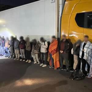 56 de cetăţeni străini,  depistați ascunși printre paleţi cu vin şi pervazuri