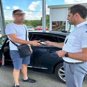 A schimbat permisul de conducere autentic cu unul fals