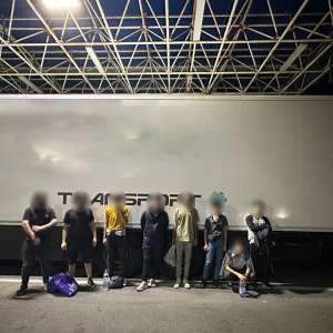 Cetăţeni străini ascunși într-un TIR cu produse alimentare