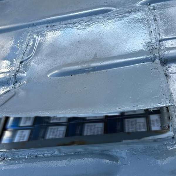 11.700 pachete de țigări descoperite ascunse în plafonul unei autoutilitare, la P.T.F. Borș