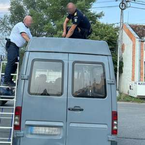 11.700 pachete de țigări descoperite ascunse în plafonul unei autoutilitare, la P.T.F. Borș