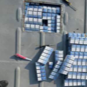 Peste 14.600 pachete cu țigări descoperite ascunse în plafonul unei autoutilitare, într-o mașină de spălat, un boiler și două uși transportate într-un autoturism