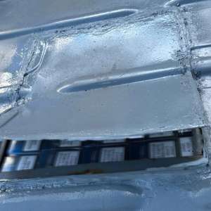 Peste 14.600 pachete cu țigări descoperite ascunse în plafonul unei autoutilitare, într-o mașină de spălat, un boiler și două uși transportate într-un autoturism