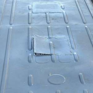 Peste 14.600 pachete cu țigări descoperite ascunse în plafonul unei autoutilitare, într-o mașină de spălat, un boiler și două uși transportate într-un autoturism