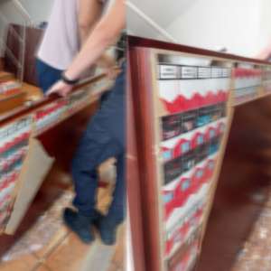 Peste 14.600 pachete cu țigări descoperite ascunse în plafonul unei autoutilitare, într-o mașină de spălat, un boiler și două uși transportate într-un autoturism