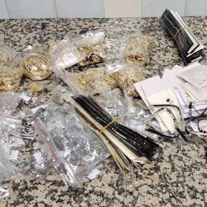 Aproximativ 4 kg de bijuterii, descoperite ascunse în pungi cu cereale, la Aeroportul Henri Coandă
