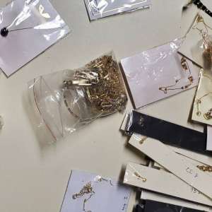 Aproximativ 4 kg de bijuterii, descoperite ascunse în pungi cu cereale, la Aeroportul Henri Coandă