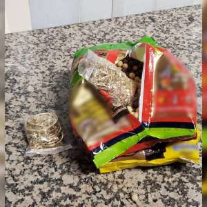 Aproximativ 4 kg de bijuterii, descoperite ascunse în pungi cu cereale, la Aeroportul Henri Coandă
