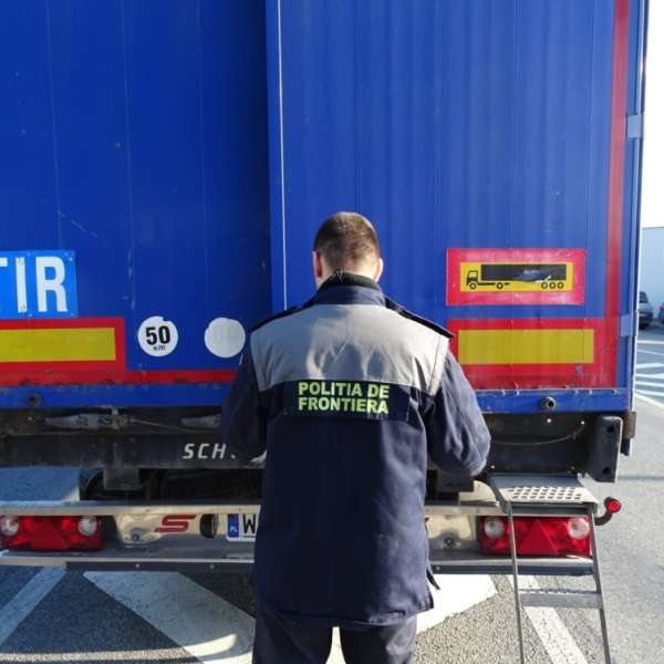 Ansamblu rutier încărcat cu 24 de tone de deșeuri din fier, oprit în P.T.F. Calafat