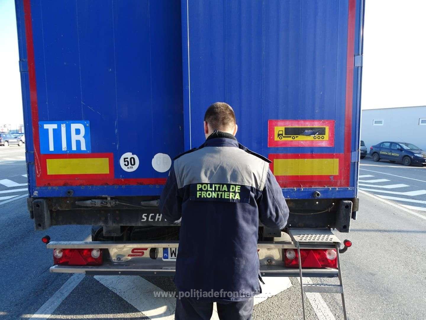 Ansamblu rutier încărcat cu 24 de tone de deșeuri din fier, oprit în P.T.F. Calafat