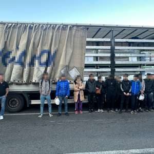 40 cetățeni străini opriţi din încercarea de a trece ilegal frontiera în Ungaria