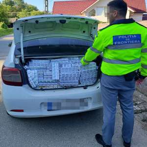 Mașină încărcată cu țigări, oprită în trafic, la Petrova