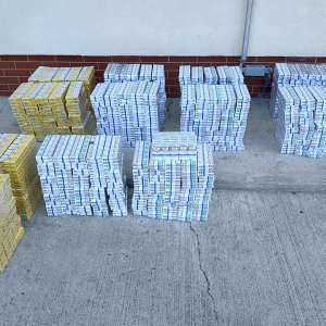 Mașină încărcată cu țigări, oprită în trafic, la Petrova