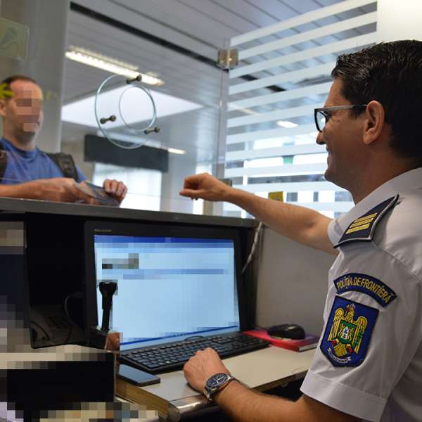 Peste 300 de documente false sau falsificate, identificate de poliţiştii de frontieră în acest an