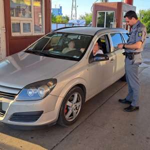 A încercat să tranziteze frontiera cu un permis de conducere nerecunoscut de lege