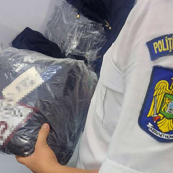 Articole vestimentare, susceptibile a fi contrafacute, descoperite la PTF Giurgiu
