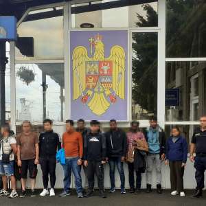 Nouă persoane depistate în două autoturisme în apropierea frontierei