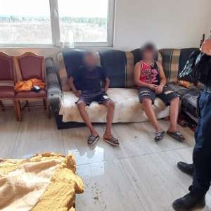 Percheziţii, identificarea a peste 1000 de trimiteri poştale şi tone de tutun confiscate în cauza privind destructurarea unei reţele româno-bulgare specializată în contrabanda cu produse din tutun