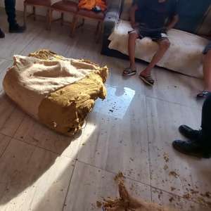 Percheziţii, identificarea a peste 1000 de trimiteri poştale şi tone de tutun confiscate în cauza privind destructurarea unei reţele româno-bulgare specializată în contrabanda cu produse din tutun