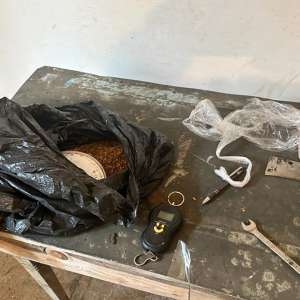 Percheziţii, identificarea a peste 1000 de trimiteri poştale şi tone de tutun confiscate în cauza privind destructurarea unei reţele româno-bulgare specializată în contrabanda cu produse din tutun