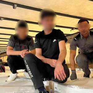 Doi cetățeni străini depistați ascunși în semiremorca unui ansamblu rutier, în PTF Giurgiu